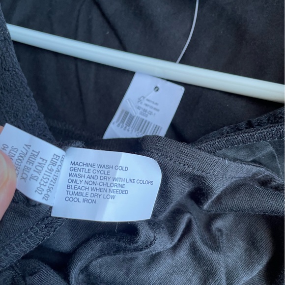 Sleeveless Top - Picture 2 of 6